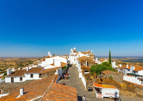 Imagen secundaria 1 - En la foto superior, Estremoz, la capital gastronómica de la región. Junto a estas líneas, Monsaraz y el restaurante Herdade do Esporao.