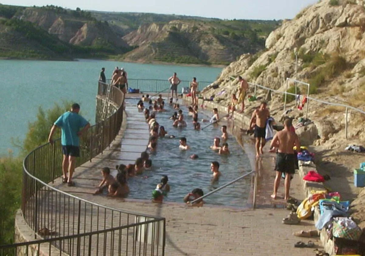 Una imagen de la poza termal de Zújar, junto al embalse del Negratín