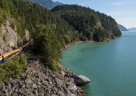 Imagen del tren Rocky Mountaineer en su trayecto desde Vancouver a Jasper