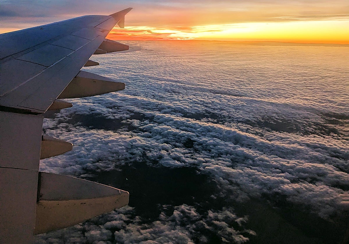 Vuelo de un avión sobre un mar de nubes