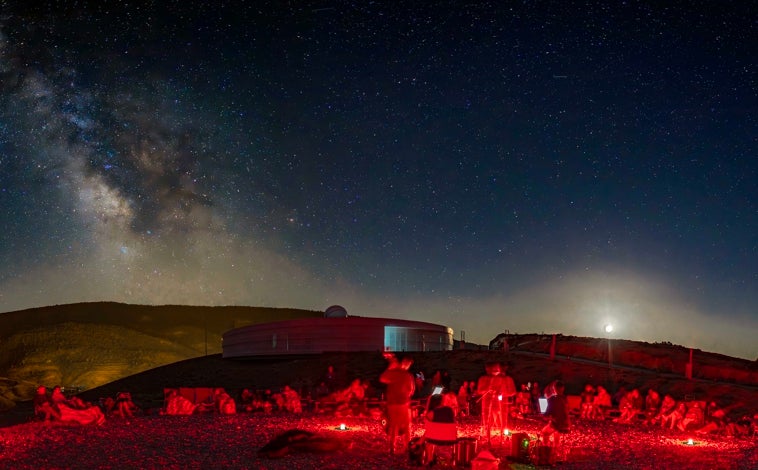 Imagen principal - Una de las observaciones nocturnas realizadas en la zona exterior del bosque de cúpulas de Galáctica. El centro cuenta con un recinto museístico de más de 520 metros cuadrados. Una observación con el telescopio GT80