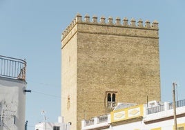 El pueblo a 20 minutos de Sevilla con una torre que comunica directamente con Itálica