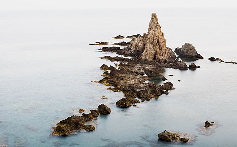Imagen principal - En la foto superior, el arrecife de las Arenas, en Cabo de Gata. Junto a estas líneas, el Observatorio de Calar Alto y la sala del MUREC que acoge la obra 'la consagración de la copla' de Julio Romero de Torres