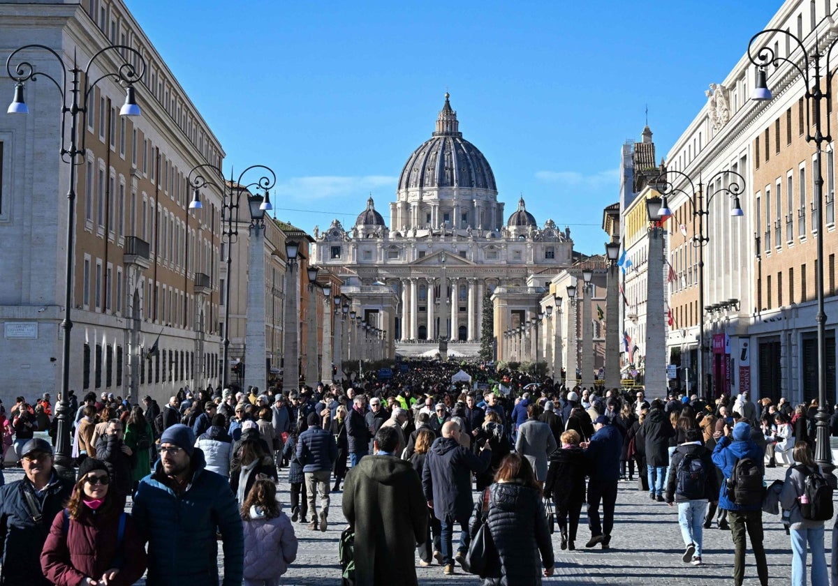 La gente pasea por la Via della Conciliazione, que conduce al Vaticano y a la basílica de San Pedro