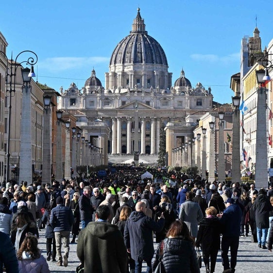 La gente pasea por la Via della Conciliazione, que conduce al Vaticano y a la basílica de San Pedro