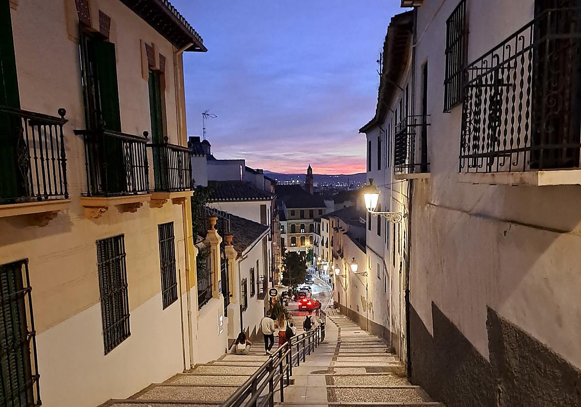 Anochecer en la Cuesta del Realejo, un privilegio en un barrio único