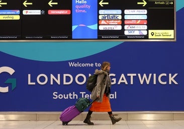 Una viajera en el aeropuerto de Gatwick