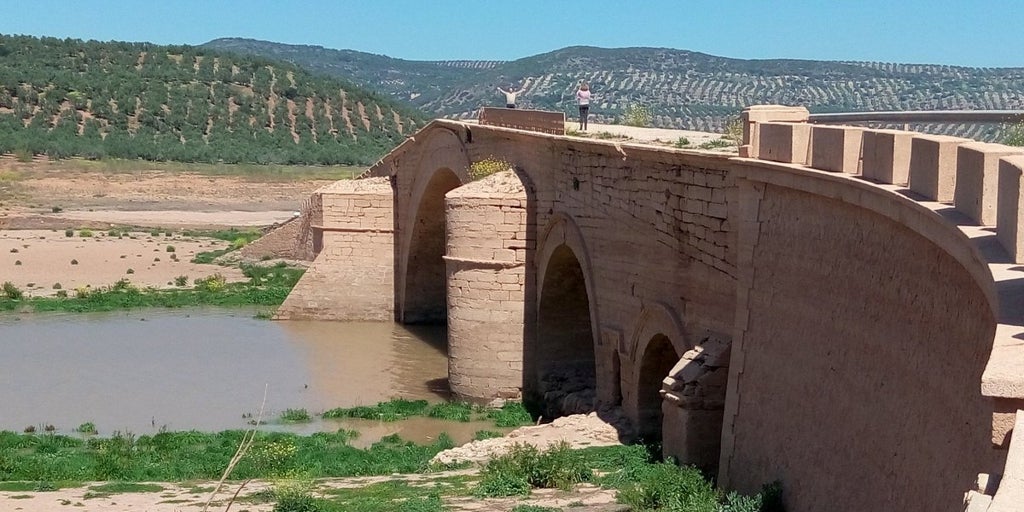 El pueblo de Jaén donde puedes cruzar un puente de piedra que tiene más de 500 años