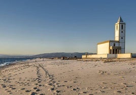 La ermita sobre el agua en Almería que parece flotar en un mar de salinas