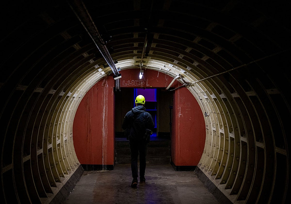 Un periodista en un recorrido por los túneles construidos como refugio contra los bombardeos alemanes en la II Guerra Mundial