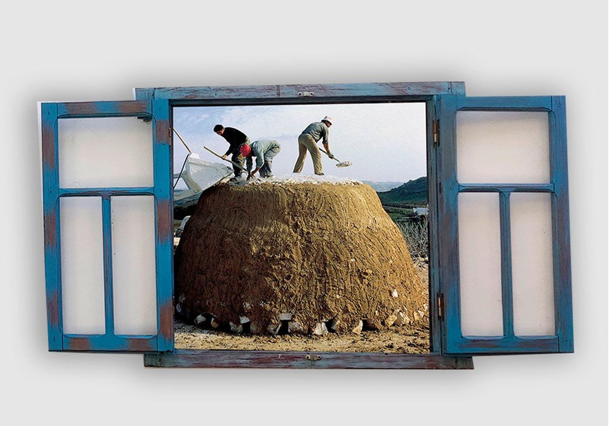 Estos caleros trabajando forman parte de la exposición organizada en el Callejón del Pescado