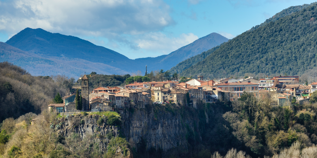 El curioso pueblo medieval que asoma a un precipicio de 50 metros de altura