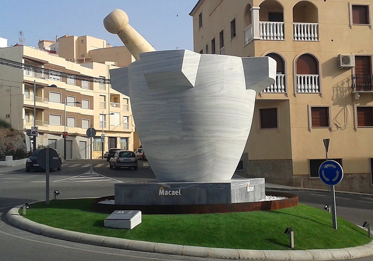 El monumental mortero preside una de las rotondas de Macael en Almería