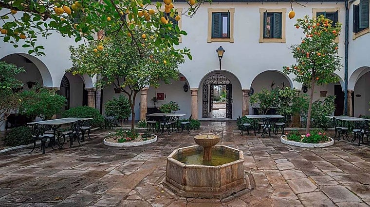 El hotel cuenta con un bonito patio en el que es posible relajarse escuchando el rumor del agua que mana de una fuente