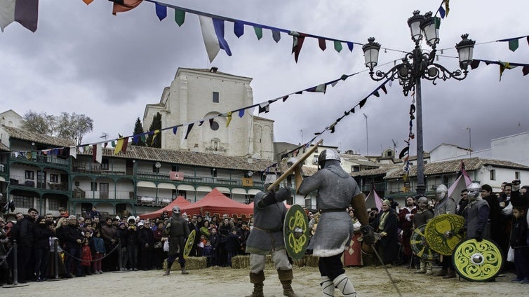 Chinchón viaja un año más a la Edad Media con su famoso mercado