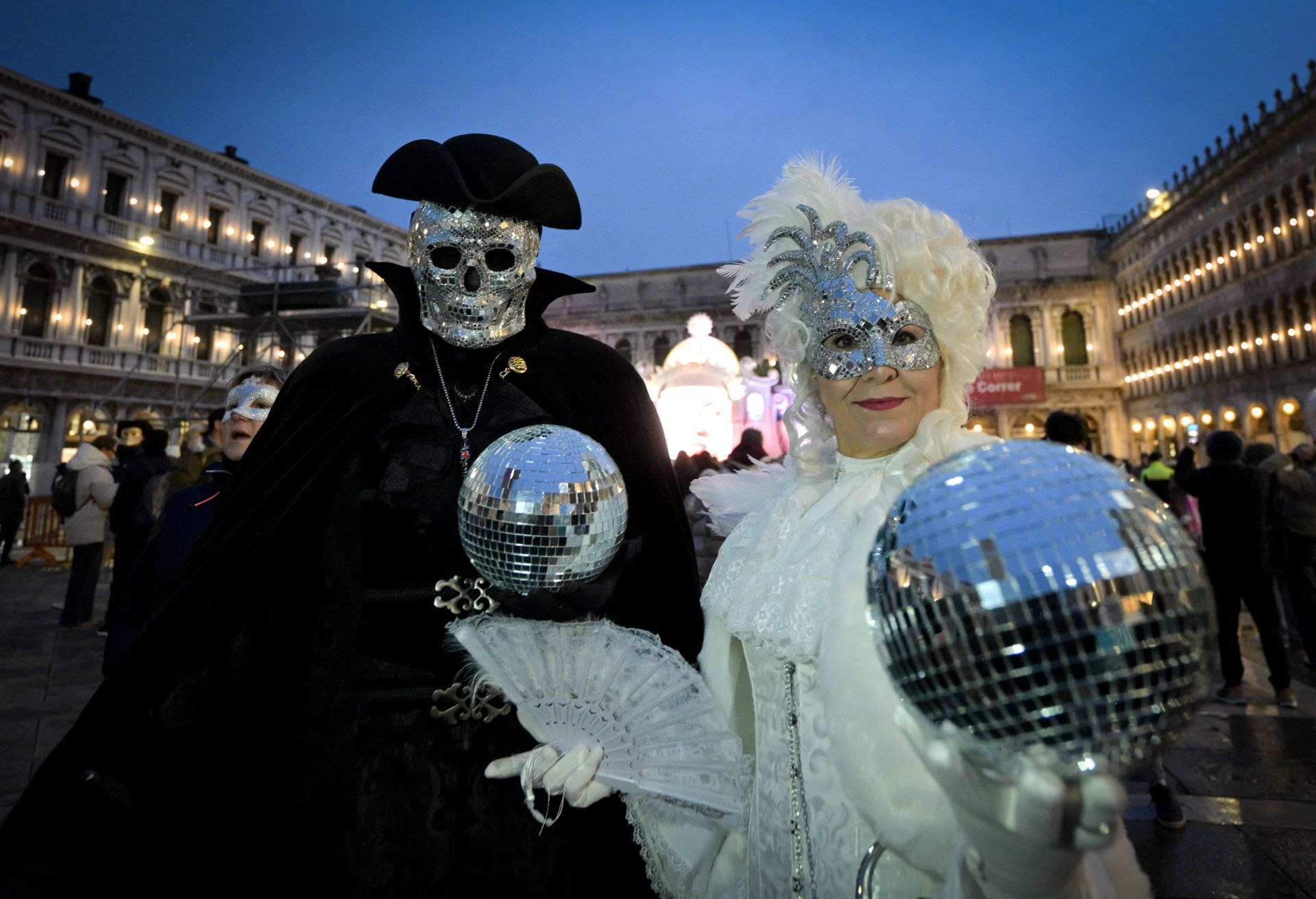 Venecianos enmascarados con trajes de época posan durante el tradicional Carnaval