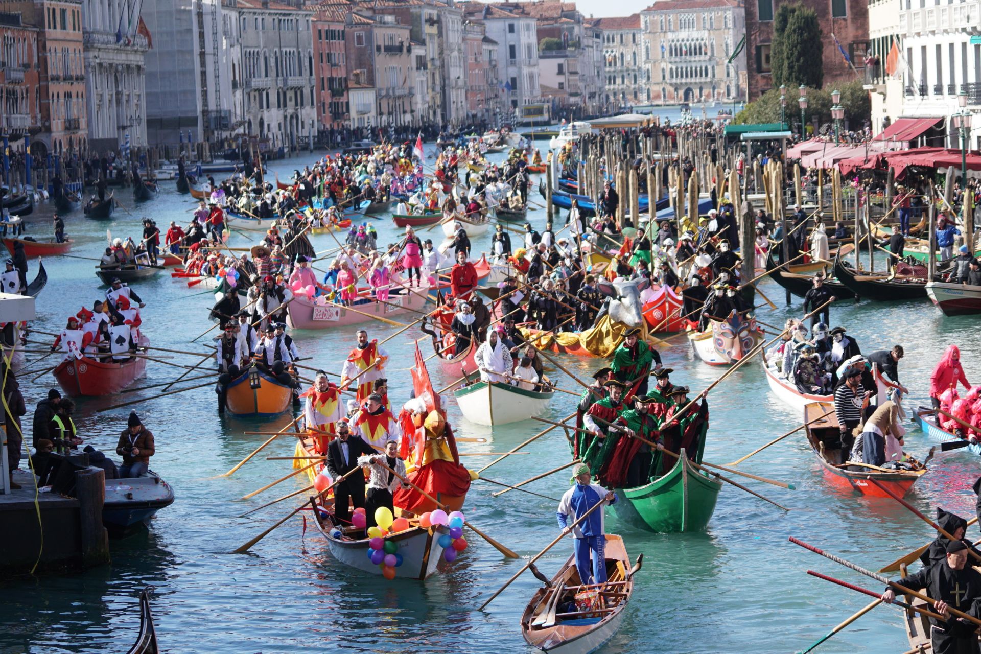 Remeros ataviados con trajes de carnaval reman durante el desfile de la Pantegana en el Gran Canal