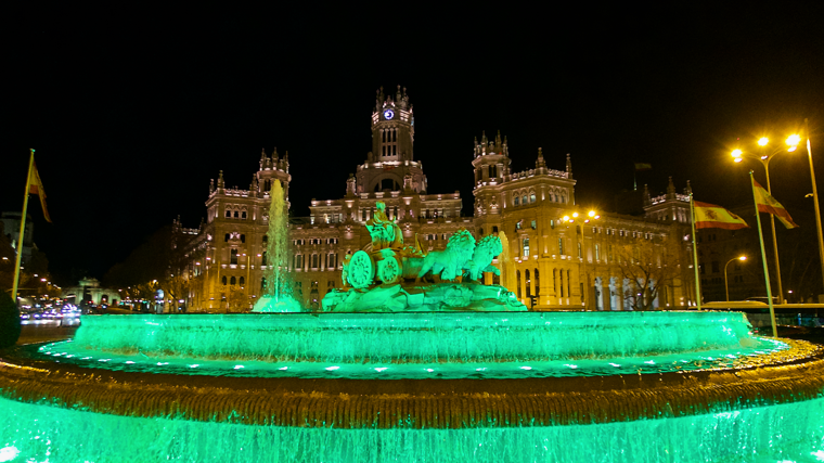 La fuente de la Cibeles teñida de verde por San Patricio