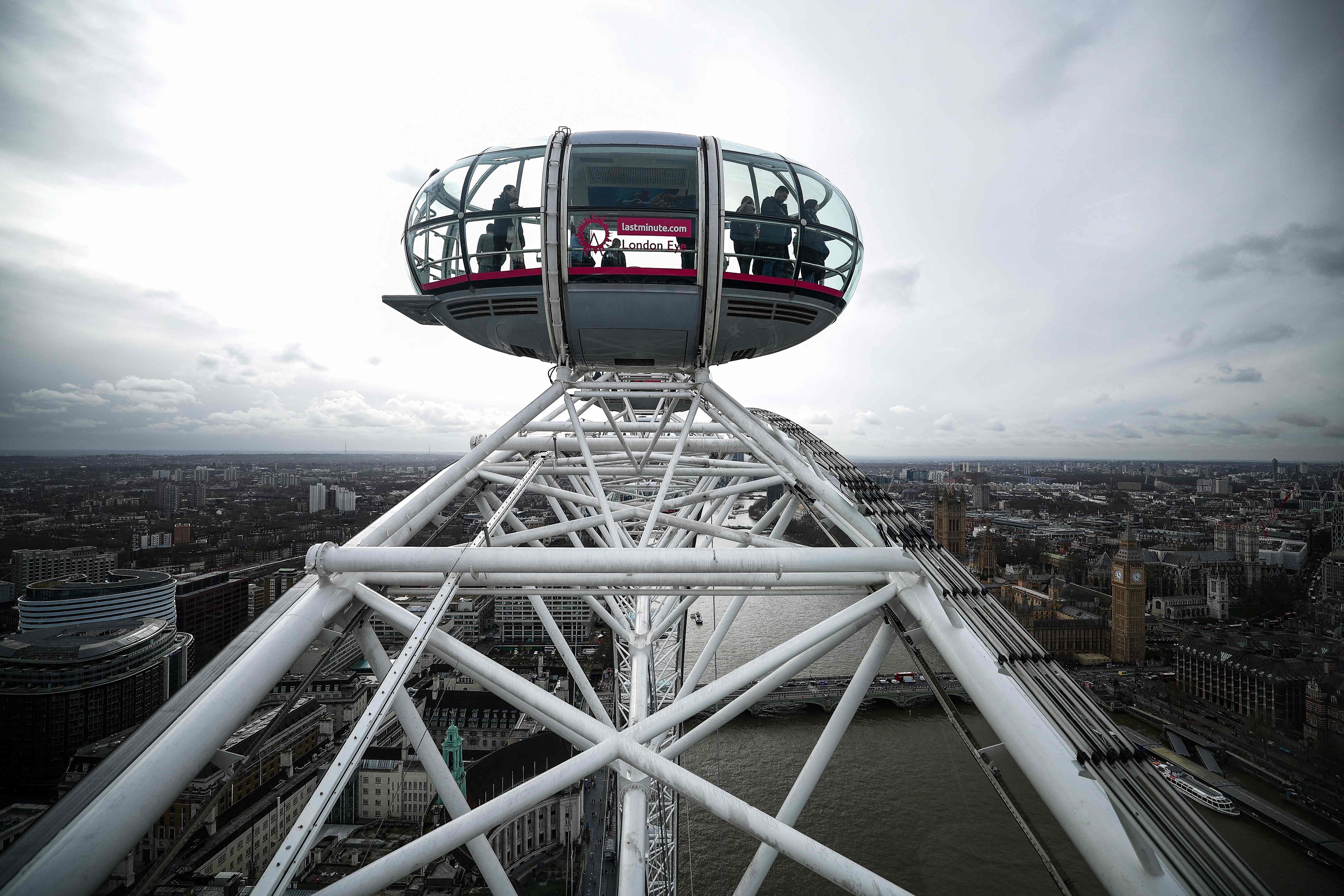 Turistas admiran las vistas desde el London Eye con el río Támesis.