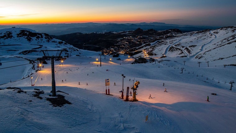 Esquí nocturno por la pista iluminada de El Río de Sierra Nevada