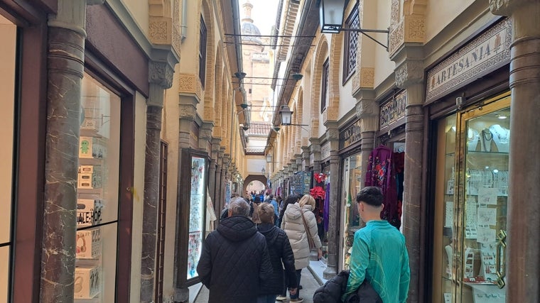 Una de las estrechas calles que conducen a la plaza de la catedral