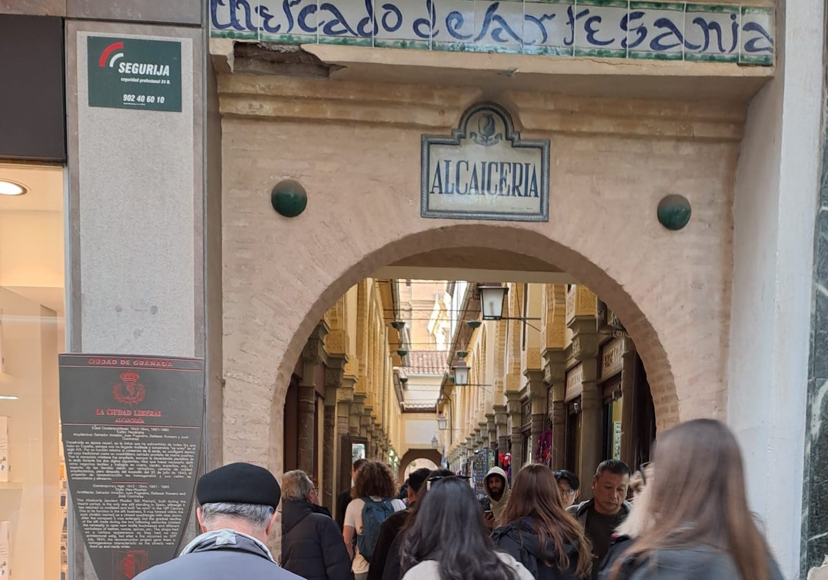 La entrada a la Alcaicería desde la calle Zacatín siempre está llena