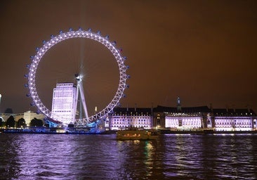 Imagen de archivo del London Eye, especialmente iluminado durante la ceremonia de inauguración de los Juegos Olímpicos de Londres 2012