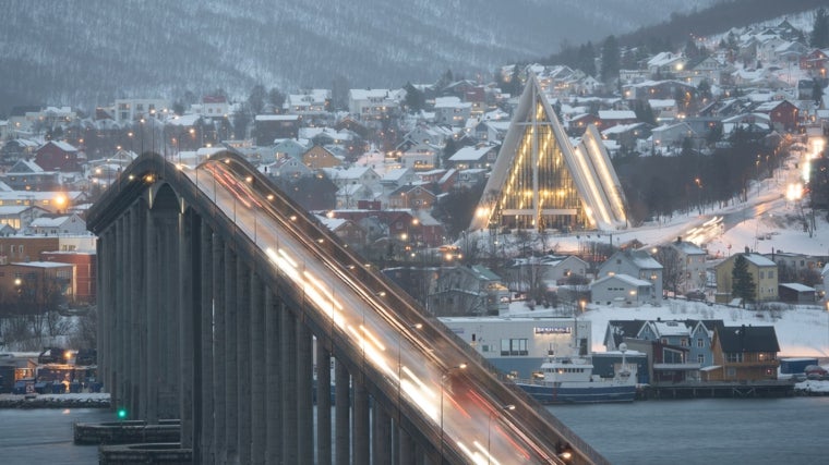 El puente de Tromsø y la catedral del Ártico en invierno