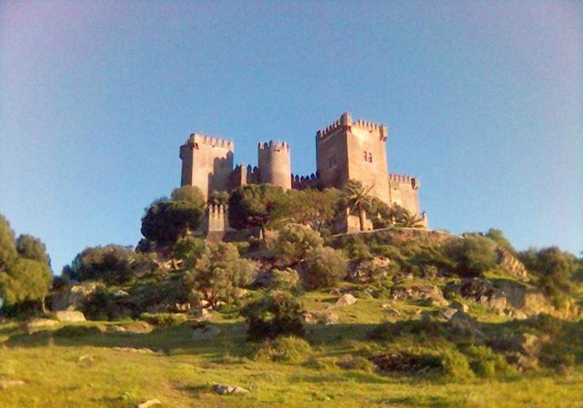 Imagen del castillo de Almodóvar del Río en la colina