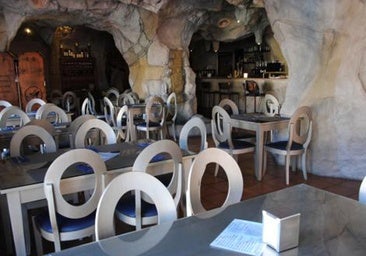 El restaurante que imita a la Gruta de las Maravillas: dentro de una cueva y con una cascada
