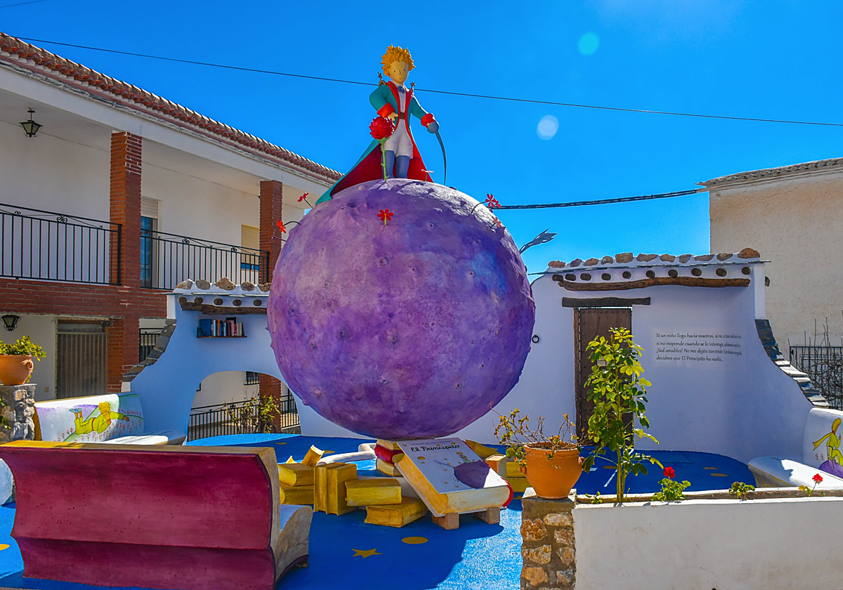 Imagen de una de las esculturas del Pueblo Libro en Mecina Bombarón