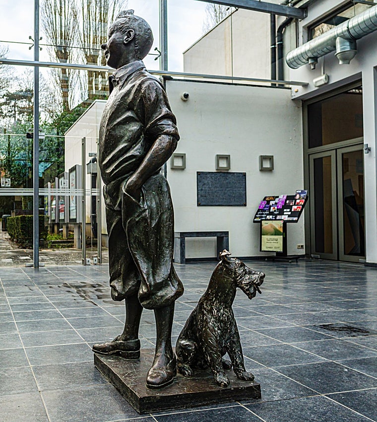 Estatua de Tintín y Milú en el Centro Cultural d'Uccle