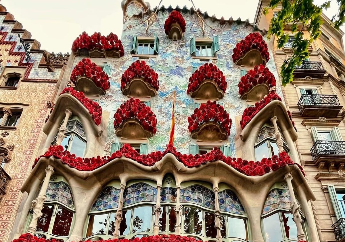Casa Batlló durante Sant Jordi 2022.