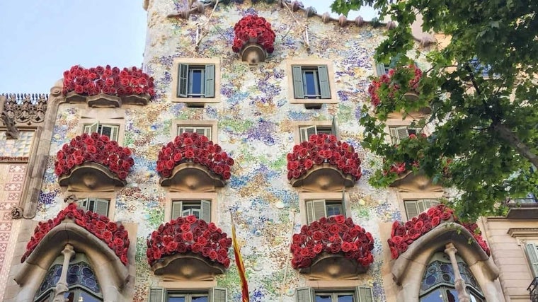 Casa Batlló durante Sant Jordi.
