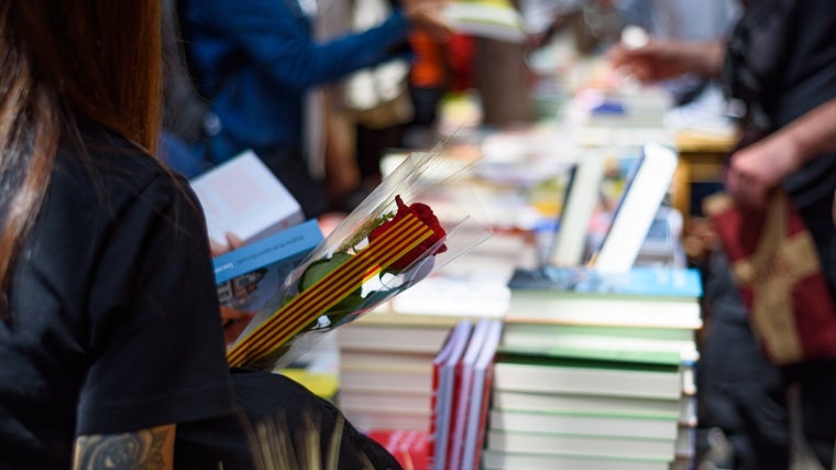 Las calles de Barcelona se llenan de puestos de venta de libros.