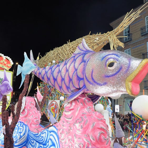 Un gran desfile, fuegos artificiales, música y juguetes para todos, así es el Entierro de la Sardina murciana