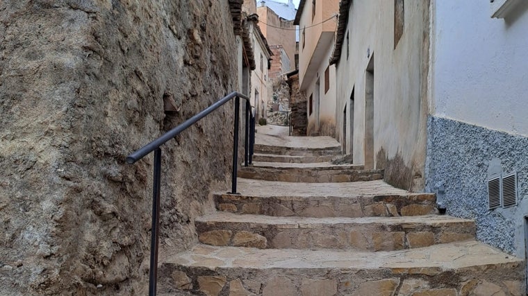 Una de las empinadas y estrechas calles de La Peza