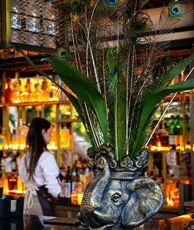 Imagen secundaria 2 - El restaurante de Boho Club, a cargo del chef Diego del Río; la entrada a su spa y una imagen de su bar en la terraza, Bohis.