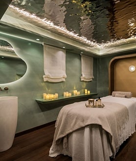 Imagen secundaria 2 - Una de las habitaciones, el jardín y la piscina y una sala del spa de Boho Club Hotel, en Marbella