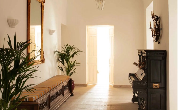 Imagen principal - Casa Pizarro conserva la estructura original del edificio, como la escalera central o la puerta de entrada, que conviven con todas las comodidades actuales.