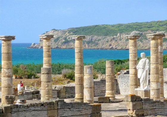 Restos romanos de Baelo Claudia con la playa de Bolonia de fondo