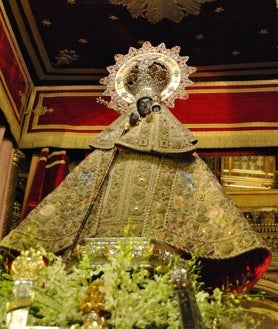 Imagen secundaria 2 - Ofrenda de flores a la Virgen (arriba); cientos de peregrinos en la Basílica de Guadalupe (abajo izquierda) y la Virgen negra de Guadalupe (abajo derecha)