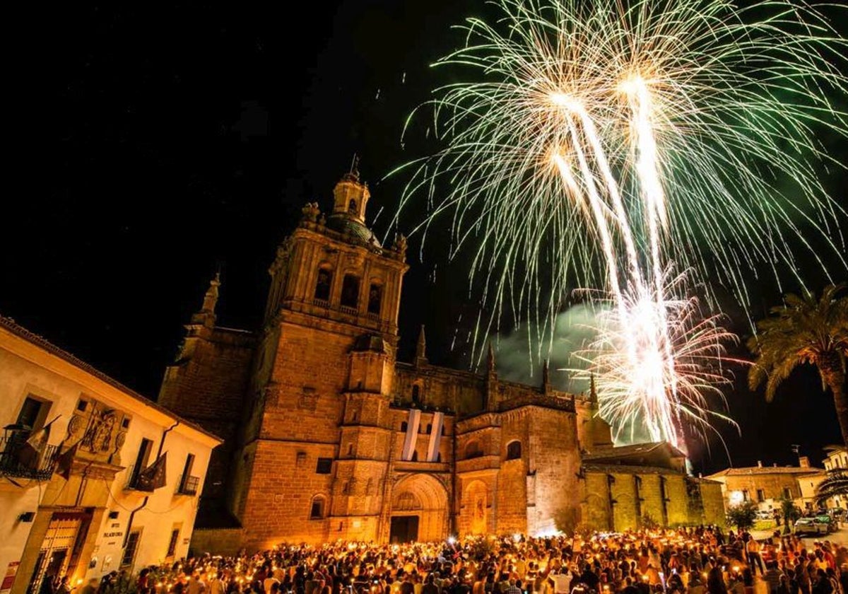 Fuegos artificiales en la plaza de la catedral de Coria