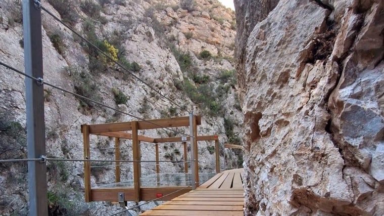 Mirador con suelo de vidrio de cristal