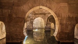 El sitio perfecto para relajarse a media hora de Granada: aguas termales romanas con vistas al río