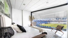 Dormir con vistas al campo de fútbol del Málaga FC: esto es lo que vale una noche en la Rosaleda