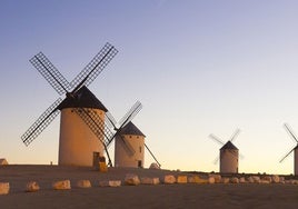 Vuelve el Tren de los Molinos: descubre los molinos de viento de Campo de Criptana, la Tierra de Gigantes