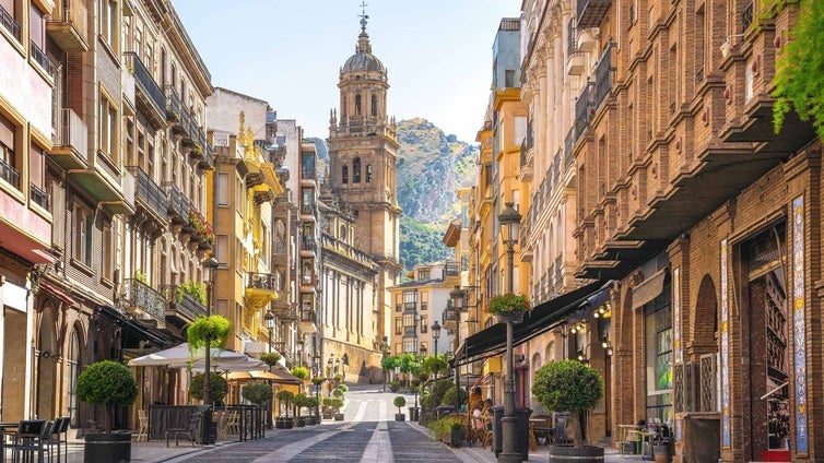 Una de las calles más bonitas de España está en la provincia más olvidada: mide 200 metros y tiene vistas a la catedral