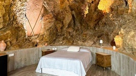 Casas excavadas en la montaña y cuevas fresquitas: así es el pueblo más bonito de Almería
