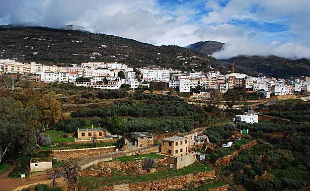 Vista panorámica del pueblo de Lanjarón, afamado por su agua mineral y su balneario